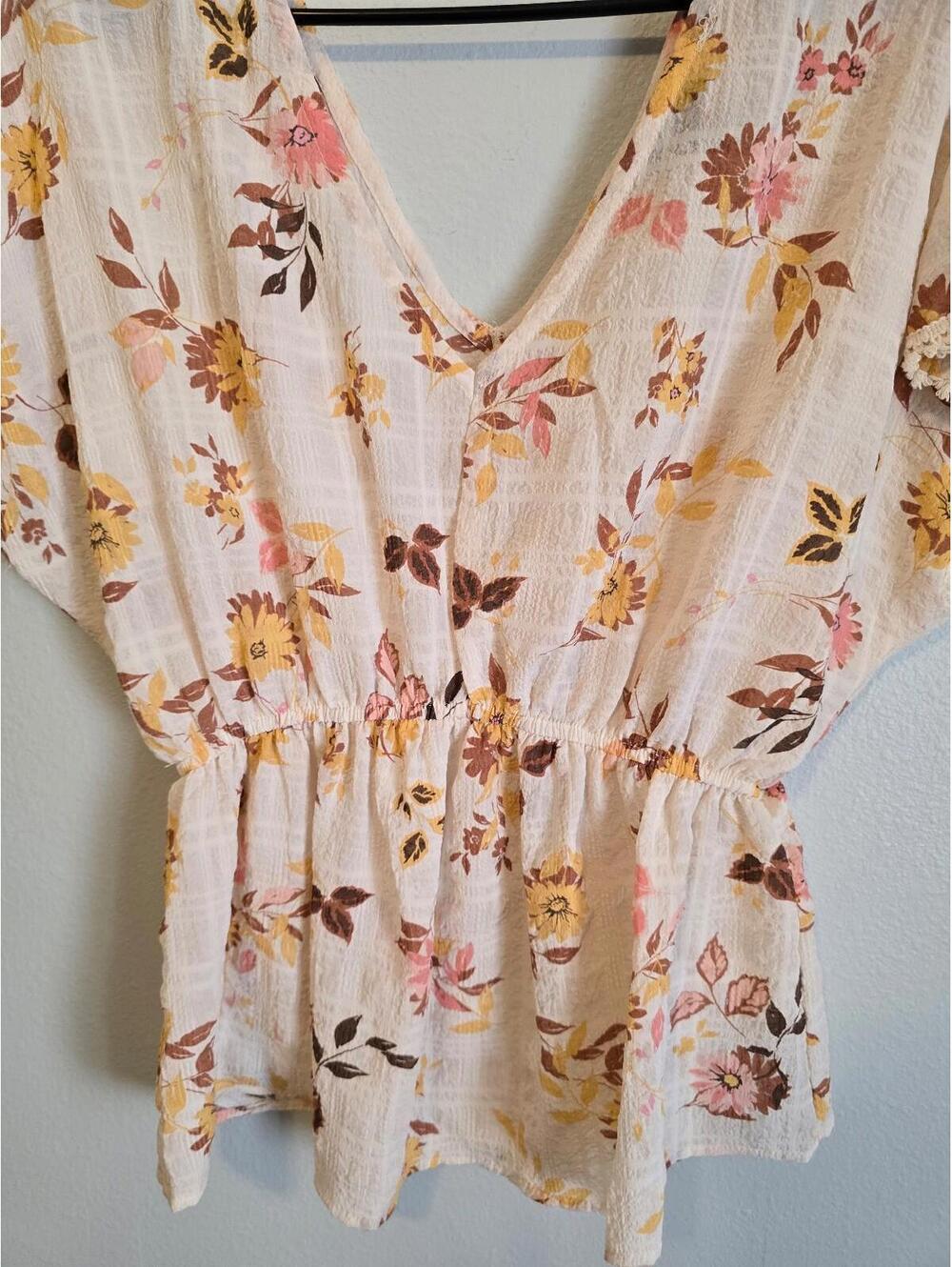 Daytrip Cream Floral Dolman Peplum Short Sleeve Blouse (S) - Picture 3 of 6